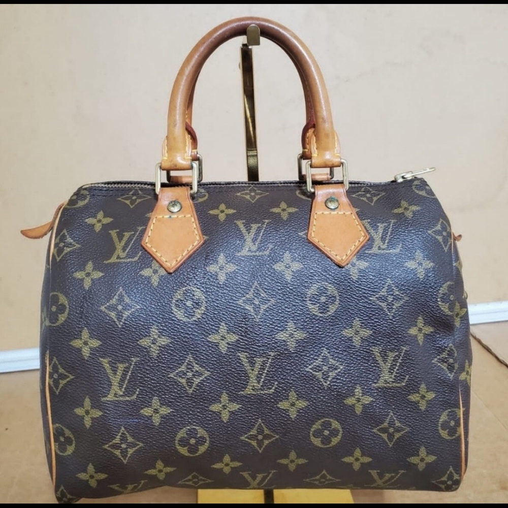 Authentic Louis Vuitton Speedy 25. Great condition!